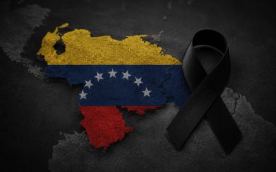 Agáchate, cúbrete y sujétate: los tres gestos claves para protegerse durante un terremoto