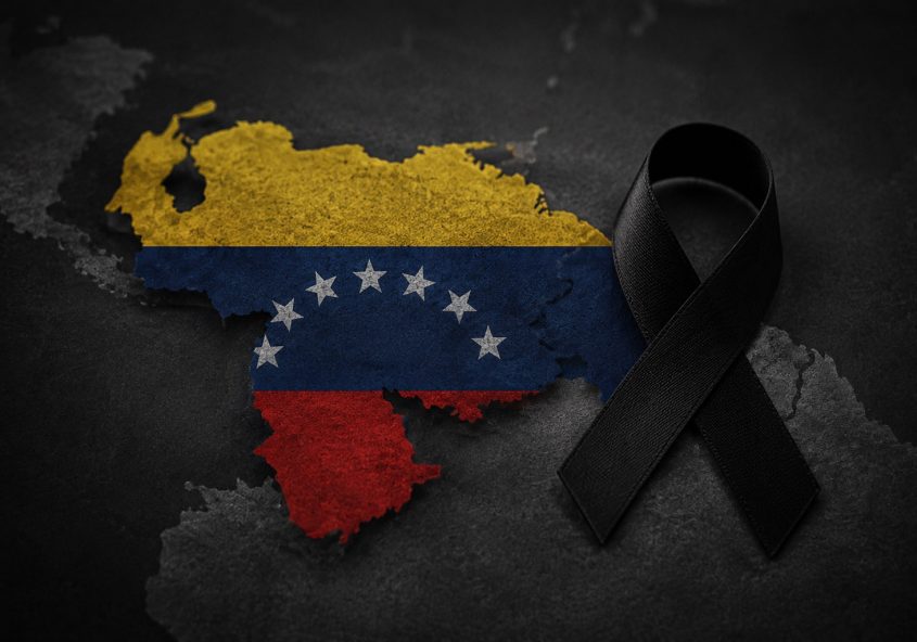 Agáchate, cúbrete y sujétate: los tres gestos claves para protegerse durante un terremoto